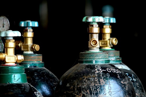 How to safely store oxygen and acetylene cylinders in the workplace-1