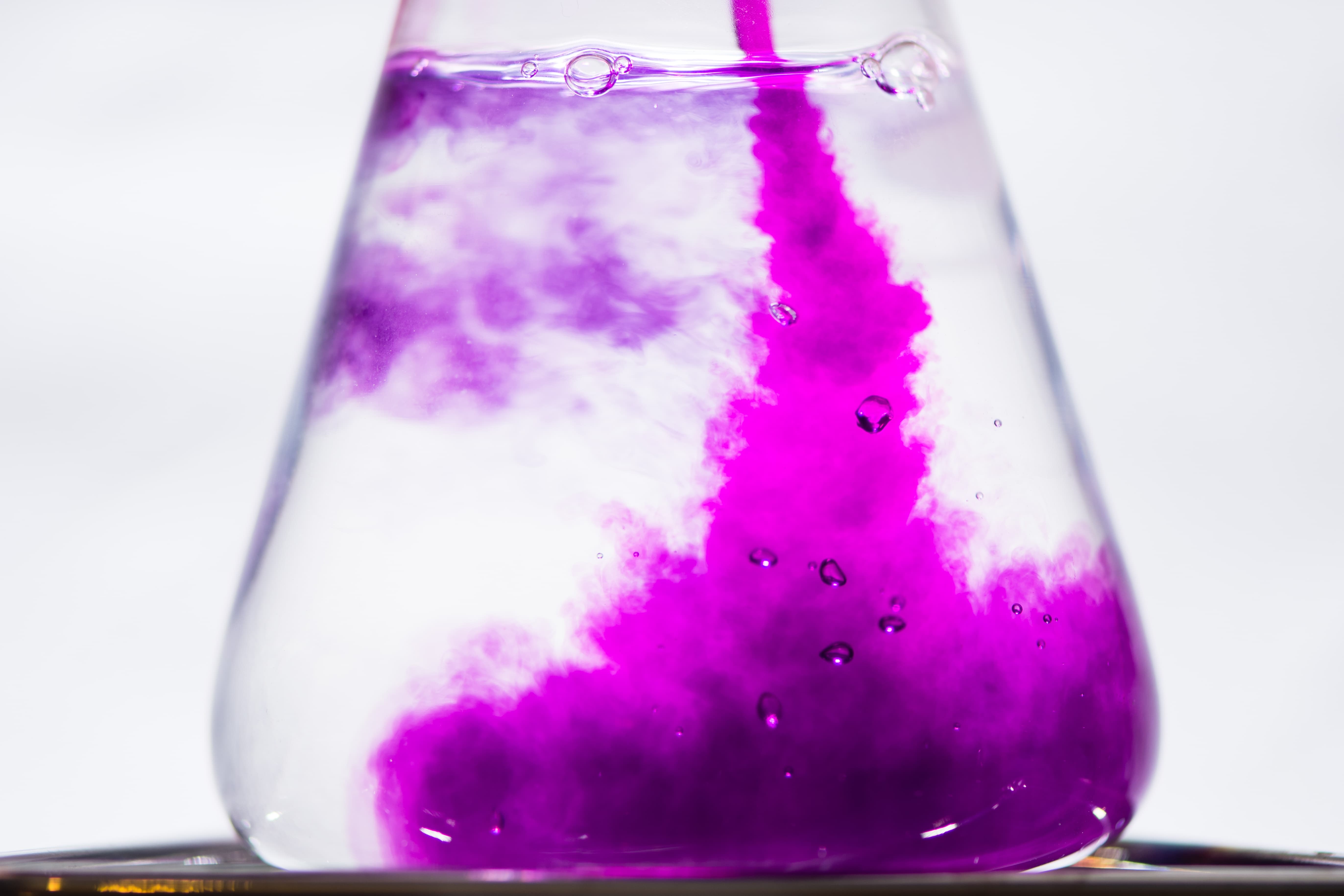 Марганцовка в холодной воде. Цветные химические реакции. Фиолетовое окрашивание раствора. Химия фиолетовый. Изменение окраски раствора.